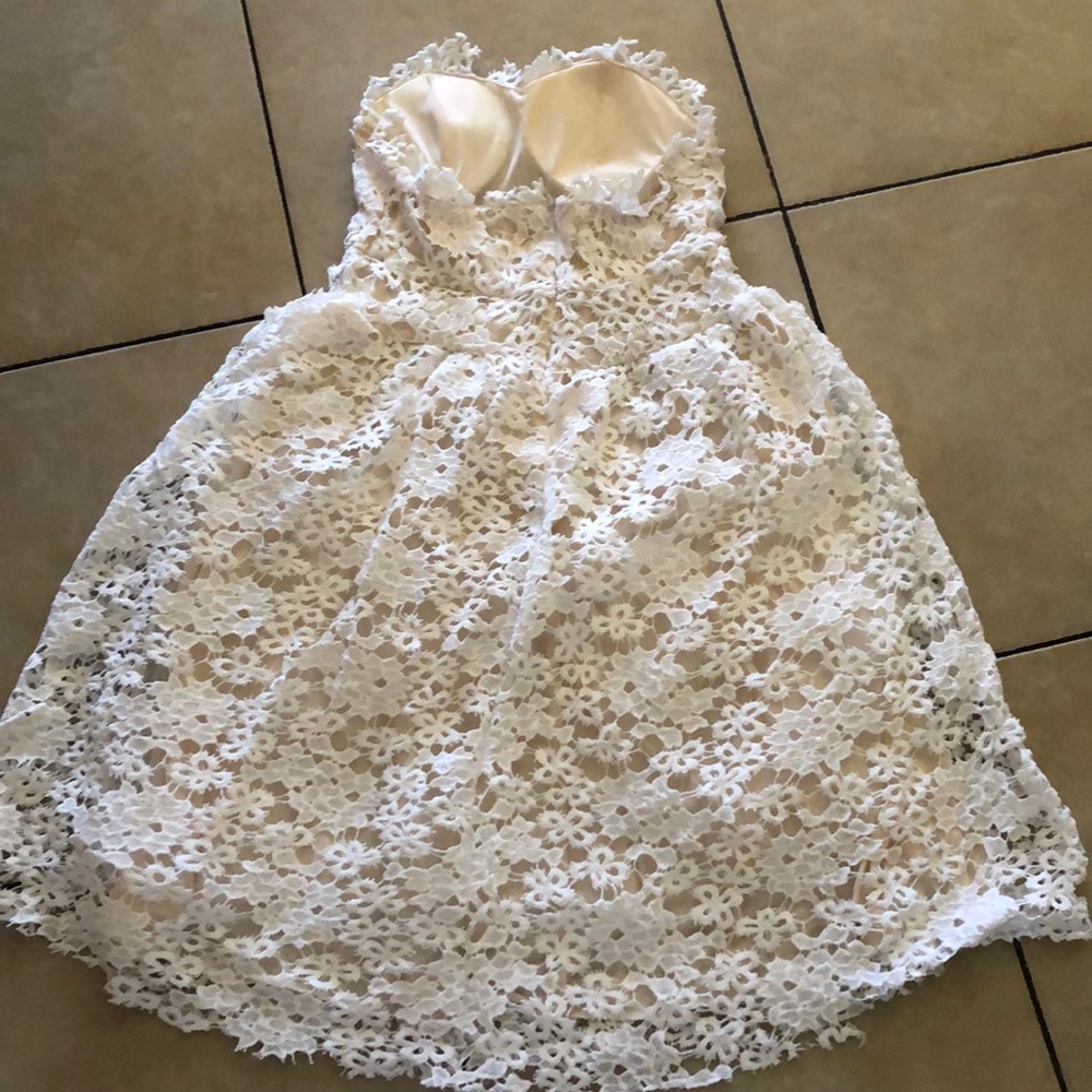 ❌ SOLD ❌White Lace Women's Strapless Dress - Picture 2 of 10